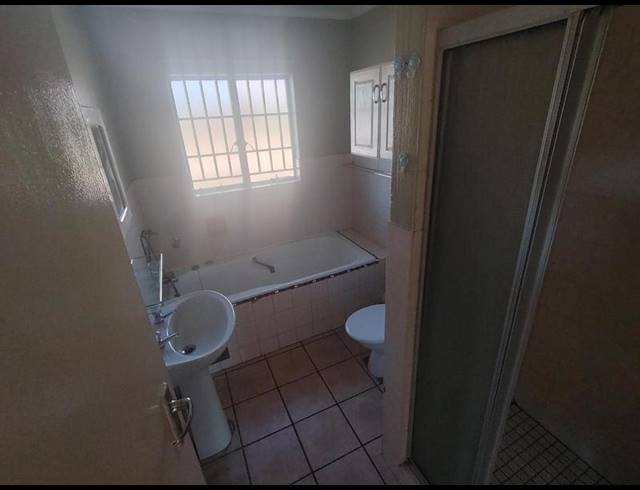 2 BEDROOM PROPERTY TO RENT IN ROOIHUISKRAAL NORTH